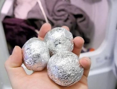 Έβαλε μια μπάλα από αλουμινόχαρτο στο πλυντήριο - Δείτε τι συνέβη (βίντεο)